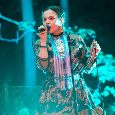 Concert situation: Hildá Länsman sings and performs.